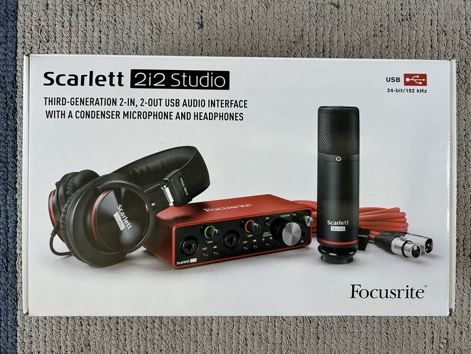 Focusrite Scarlett 2i2 Studio 3rd Gen + Tripé + Cabo XLR 10 m