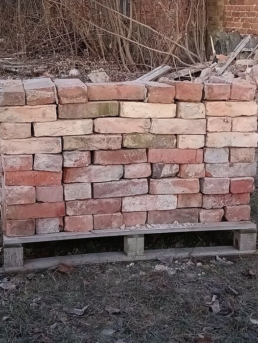 Stara cegła z rozbiórki
