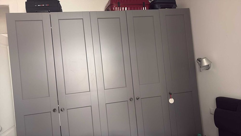 Roupeiro de 5 portas cinzentas
