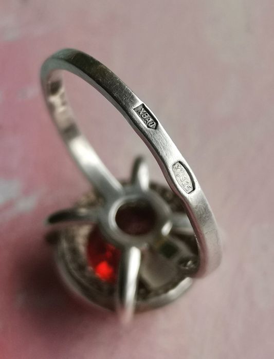 Серебряное кольцо серебро 925 красный камень винтаж