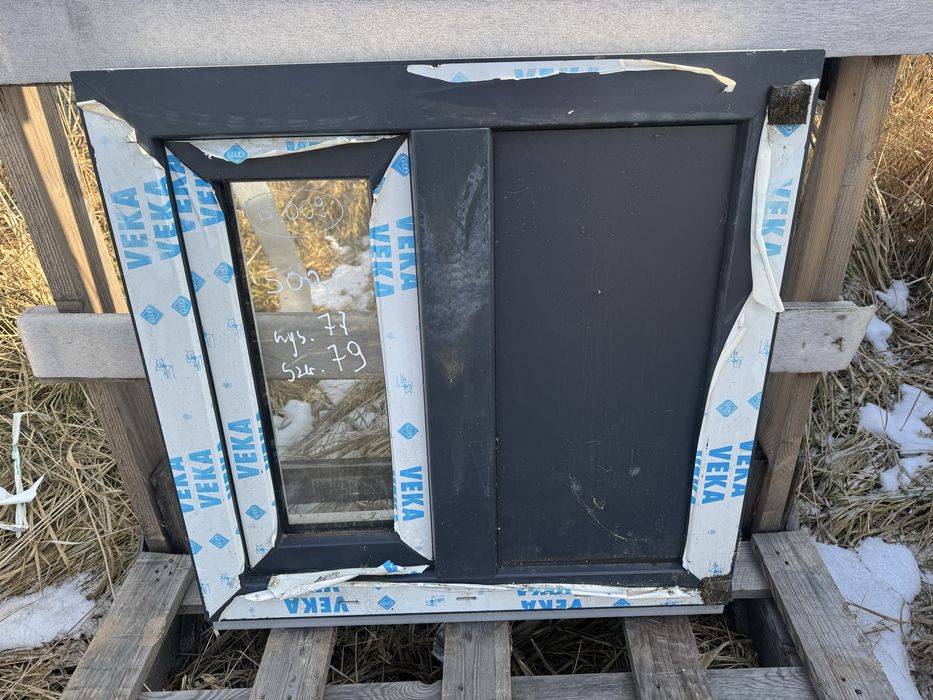 1x okno pcv 3szybowe antracyt 77x79 ru pelne(kontener plyta warstwowa)