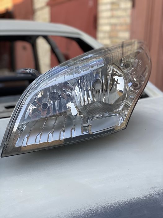 Поліровка фар автомобіля