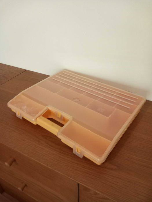 Caixa de plástico para arrumação