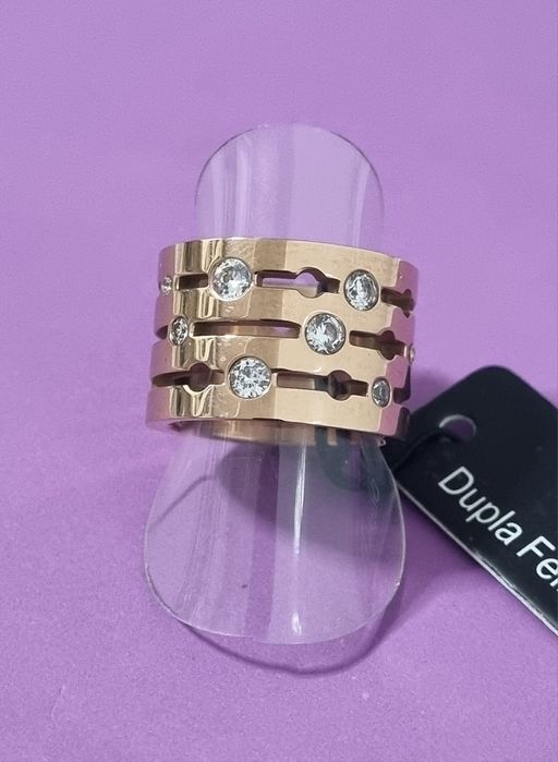 Anel em rose gold, em aço, cheio de brilhantes. T17