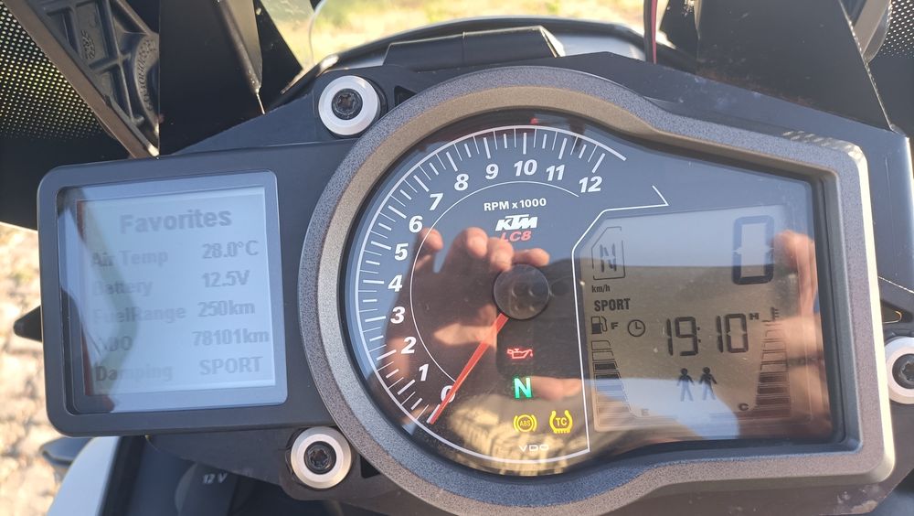 KTM 1190 Adventure 2015
Full extras
3 malas originais
Saco