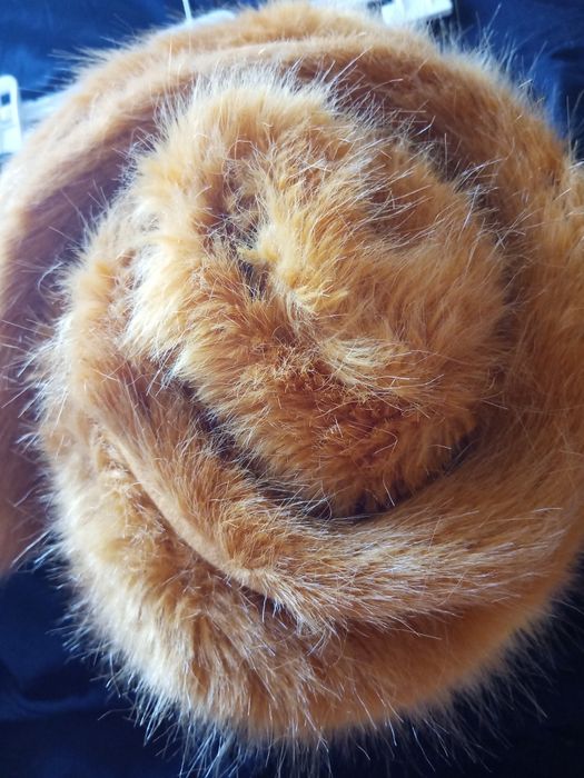 Cachecol pelo, tom amarelo torrado.