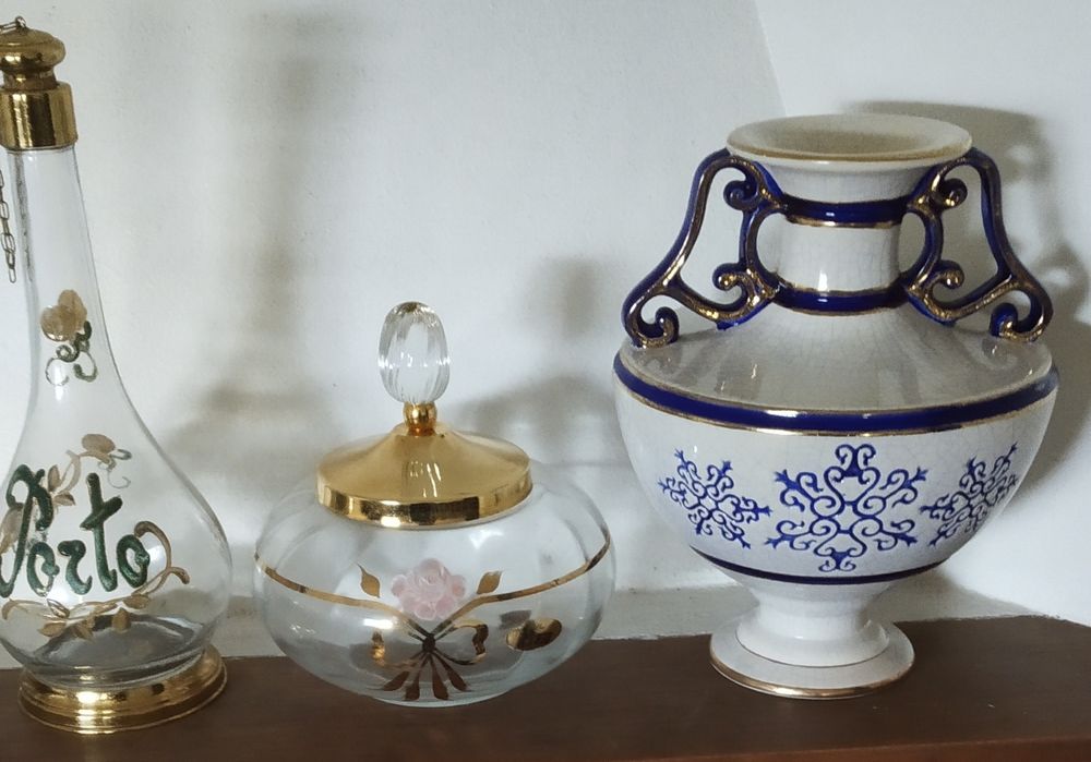 Conjuntos de louça pintada à mão, garrafas de Porto/licor, e outros