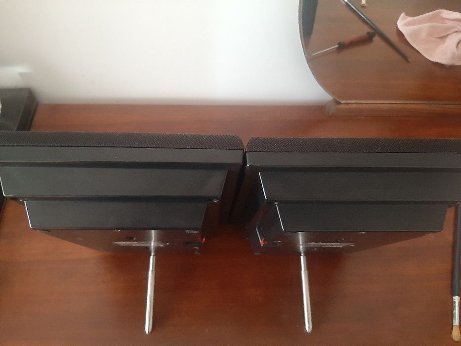 Um par colunas YAMAHA NS-E105