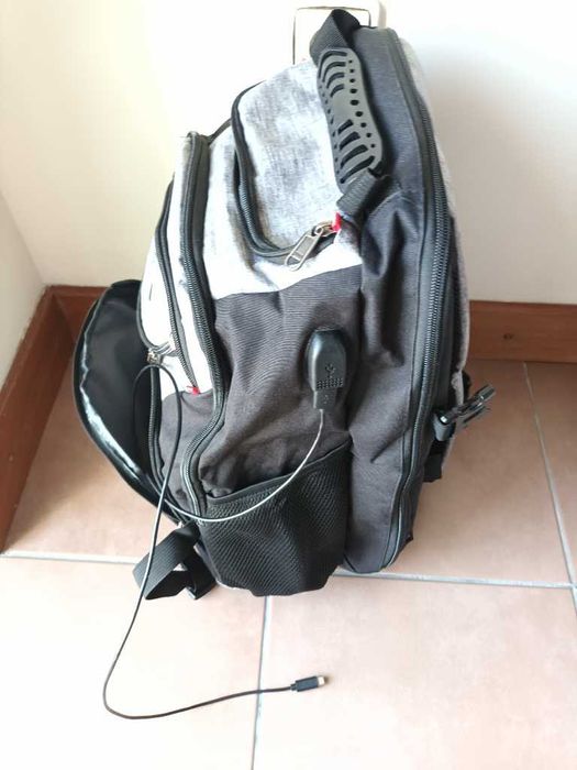 Mochila Preta e Cinza impermeável para escola
