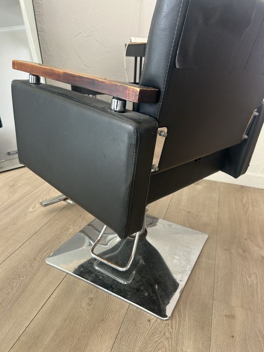 Duas cadeiras de cabeleireiro