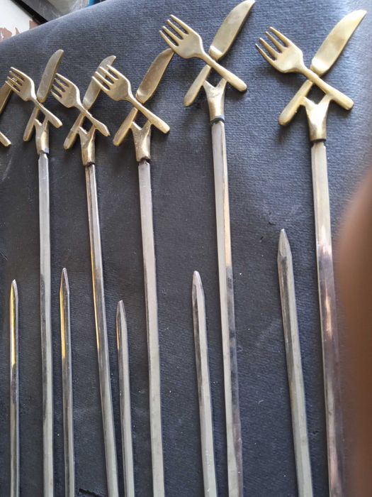 Espetos de metal para churrasqueira