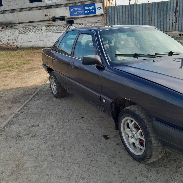 Автомобіль ауді 100