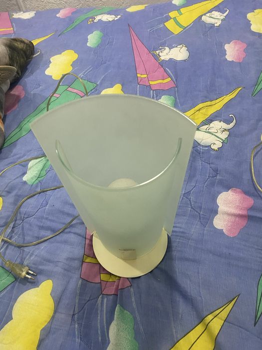 Um par de candeeiros de mesa cabeceira