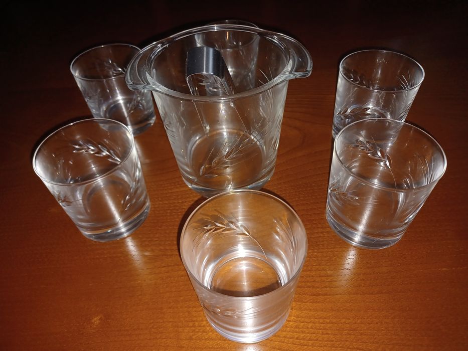 Conjunto de copos de uísque com balde