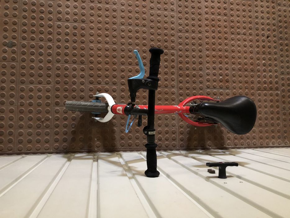 Bicicleta sem pedais (de equilibrio)