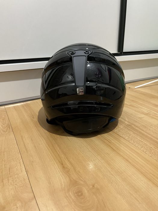 Kask narciarski.