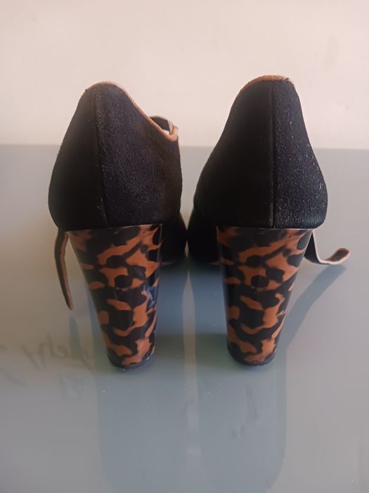 Sapatos de cerimónia de camurça preta com salto invulgar