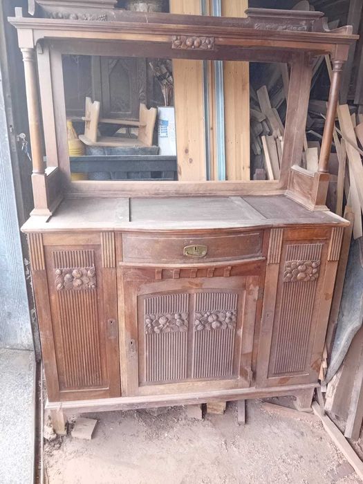 Mobília de sala de jantar vintage restaurada, em nogueira trabalhada.
