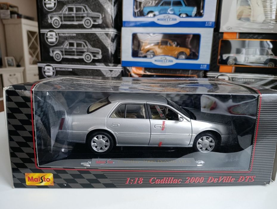 Модель 1.18 Cadillac Deville DTS 2000