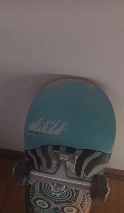 Skate com capacete e proteções