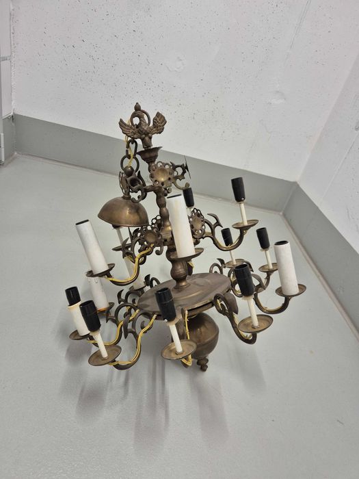 Zabytkowy mosiężny żyrandol z orłem w koronie orzeł