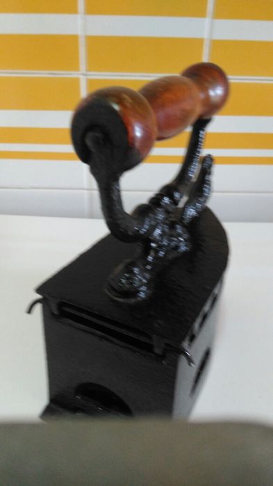 Ferro de engomar antigo