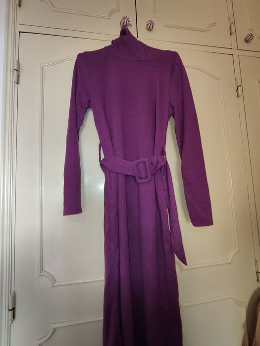 Vendo vestidos são novos