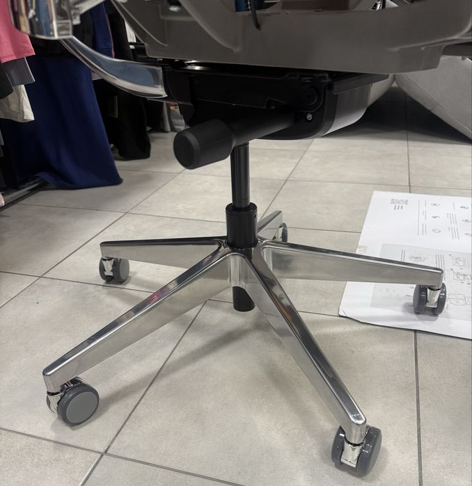 Krzesło ergonomiczne Hinomi. Solidna konstrukcja. Wiele funkcjii