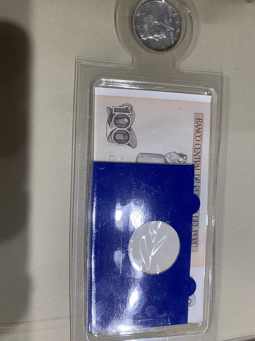 Moeda half dollar 1967 (Kennedy) e Nota Cien Intis, não circulado