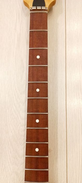 Gitara basowa.  Gryf