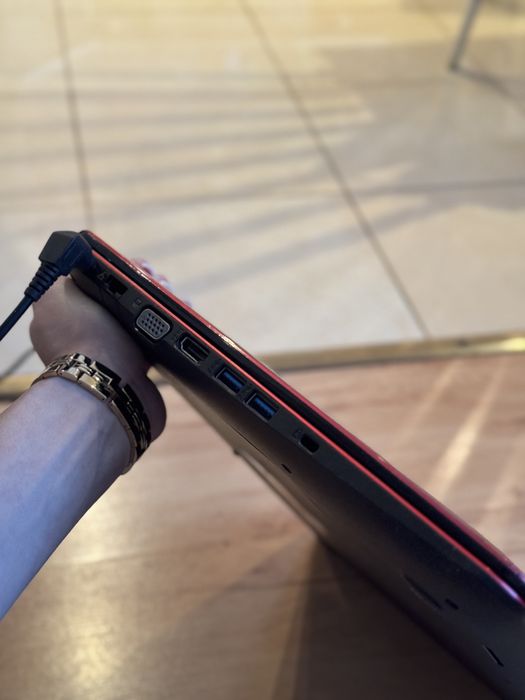 Продам ноутбук asus r556l