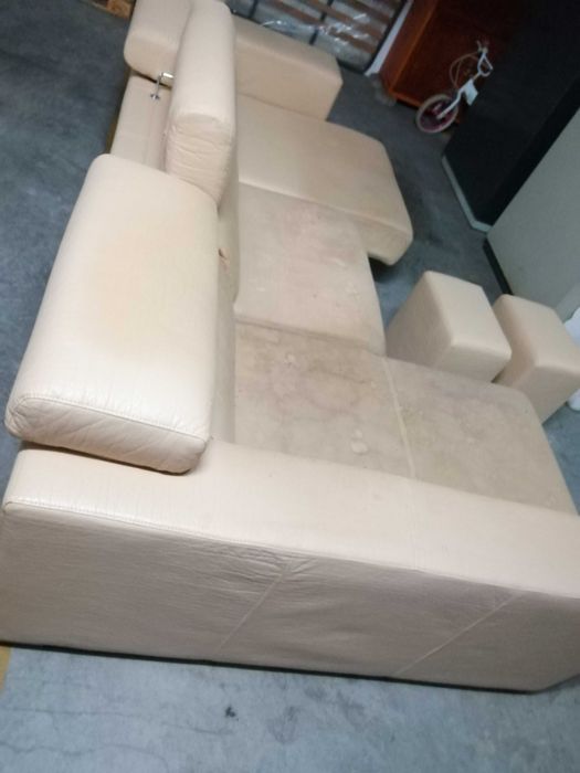 Sofá 3 lugares chaise long a direita c/ arrumo e 2 puffs