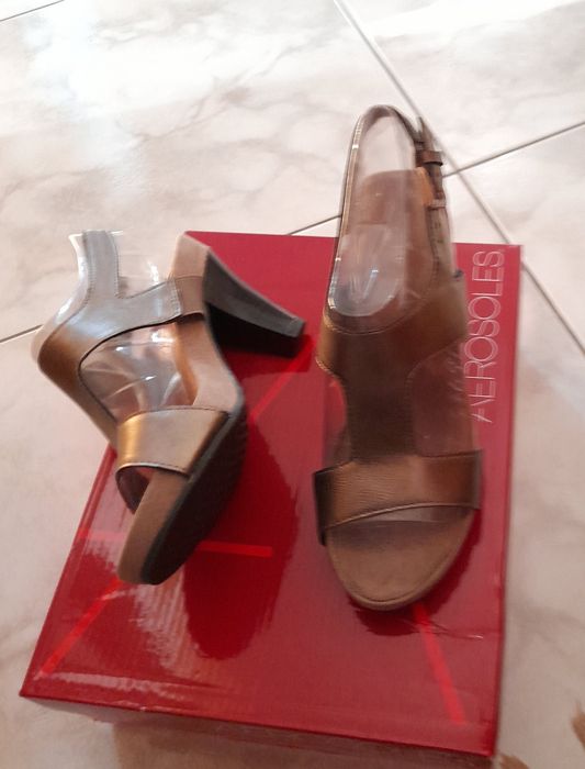 Sandálias completamente novas