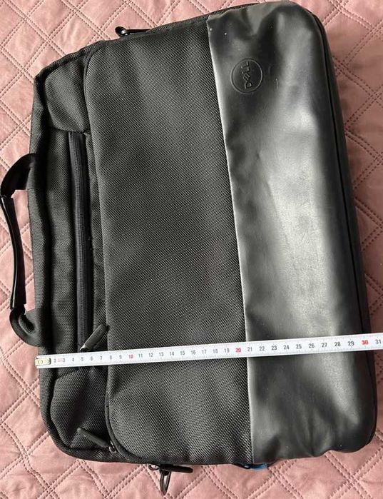 czarna torba na laptopa laptop