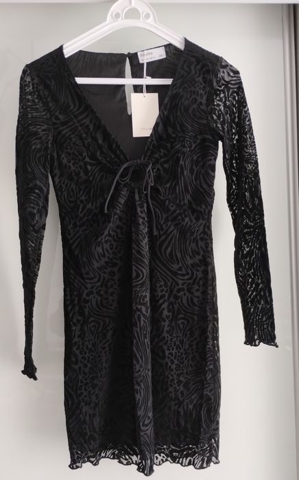 Sukienka mała czarna Bershka
