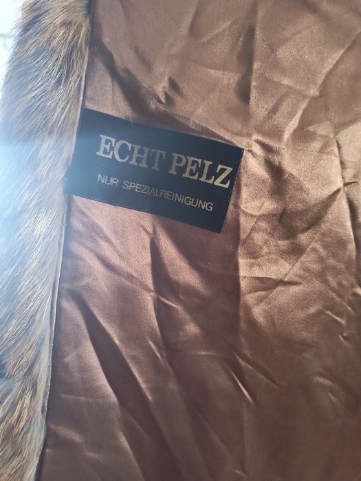 Długie futro z pomponami