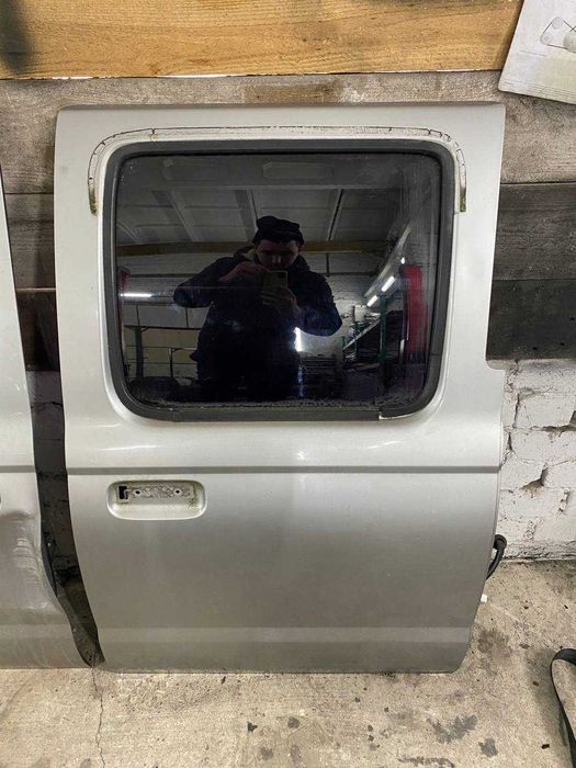 Двері дверка задні задние Nissan Navara D22