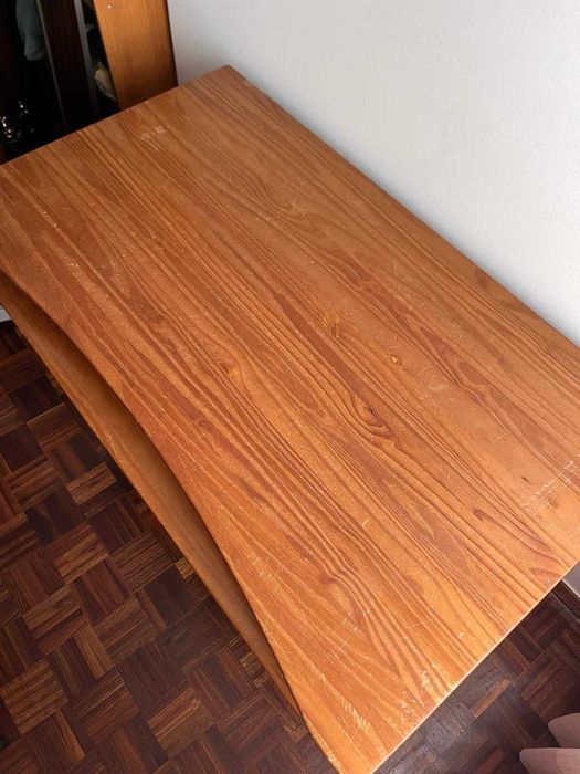 Secretária de madeira pinho mel, com prateleira deslizante