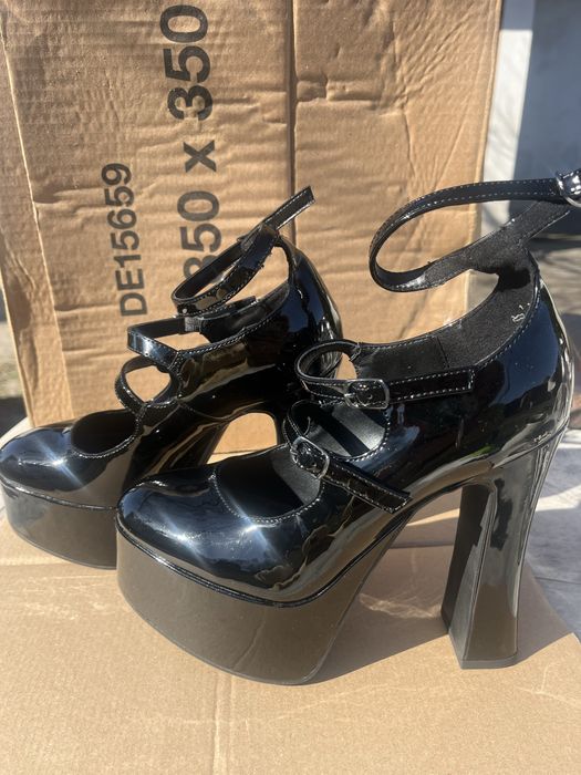 Взуття нове на стійкому високому каблуці