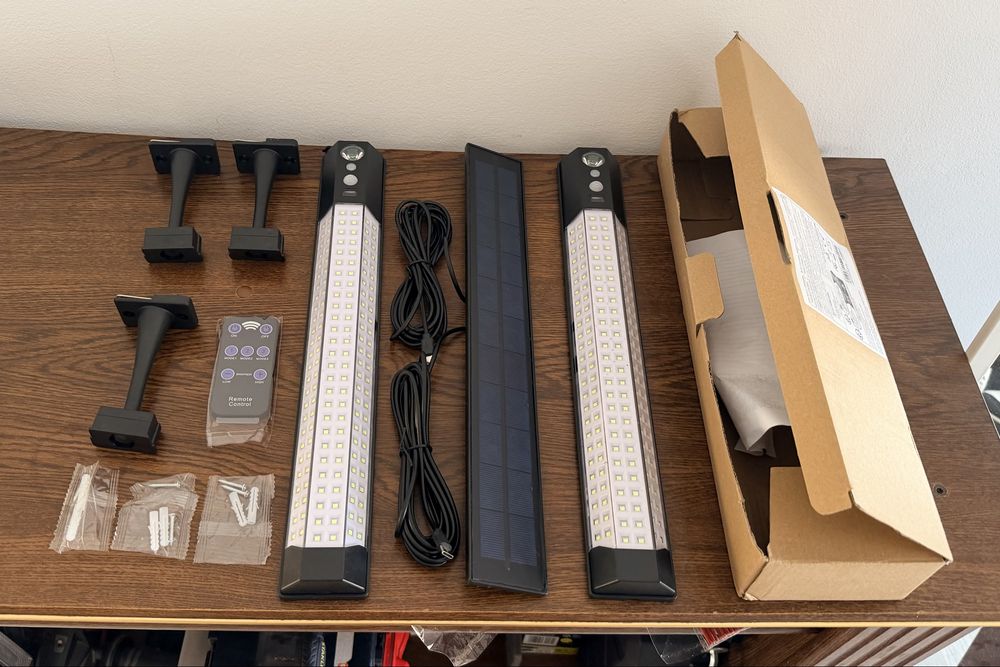 Kit 2 luminárias LED com painel solar - Sensor de presença - Tamanho 39cm x 5,5cm