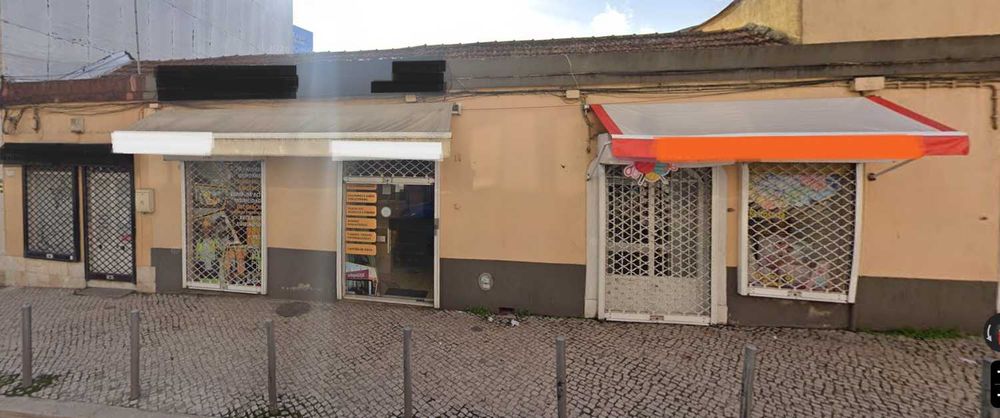 Vila com 5 casas de habitação e 4 lojas comerciais localizada na rua principal de Camarate