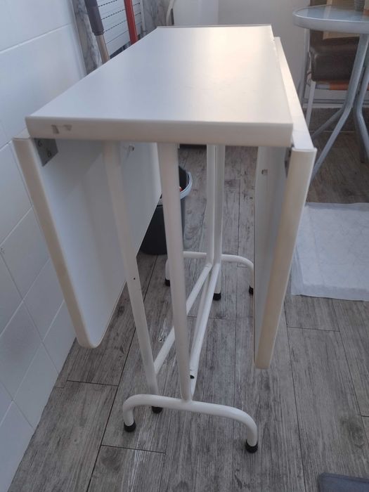 Mesa de cozinha com 4 bancos