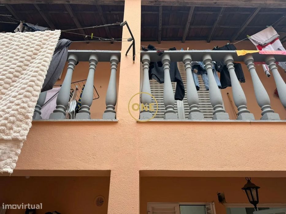 Moradia  Amora com 2 pisos e logradouro INVESTIMENTO GARANTIDO