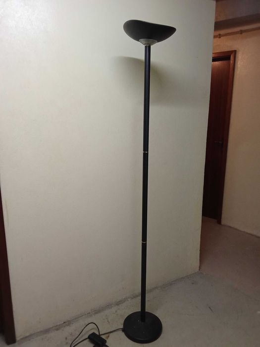 Candeeiro de Pé preto.