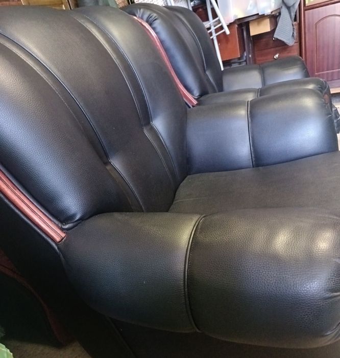 Vende-se conjunto de 3 sofás de Couro em preto