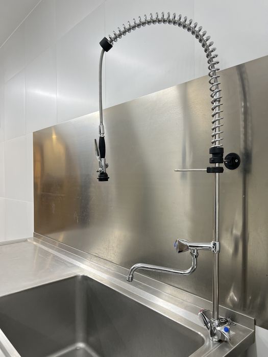 Cola com pia e torneira chuveiro