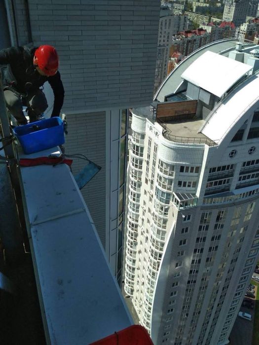 Миття вікон,миття  фасадів на висоті. Львів.  Промисловий альпінізм.