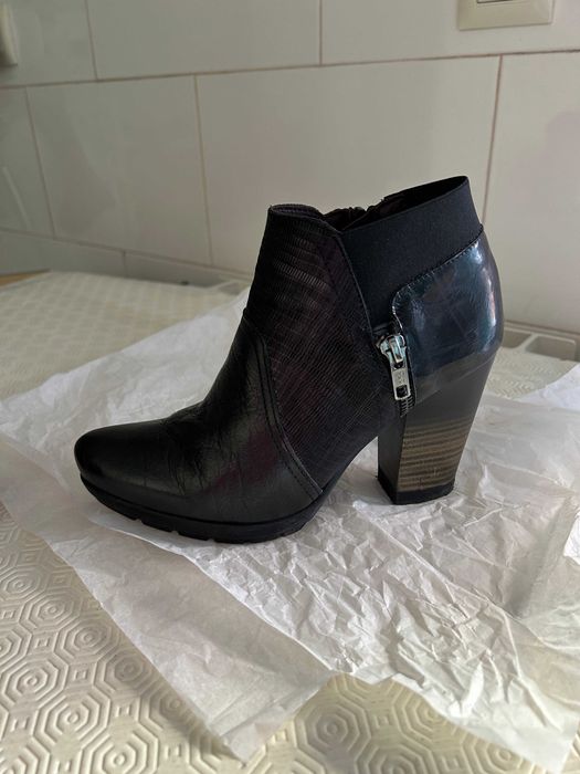 Botas de pele pretas, número 36. Bons detalhes estéticos.