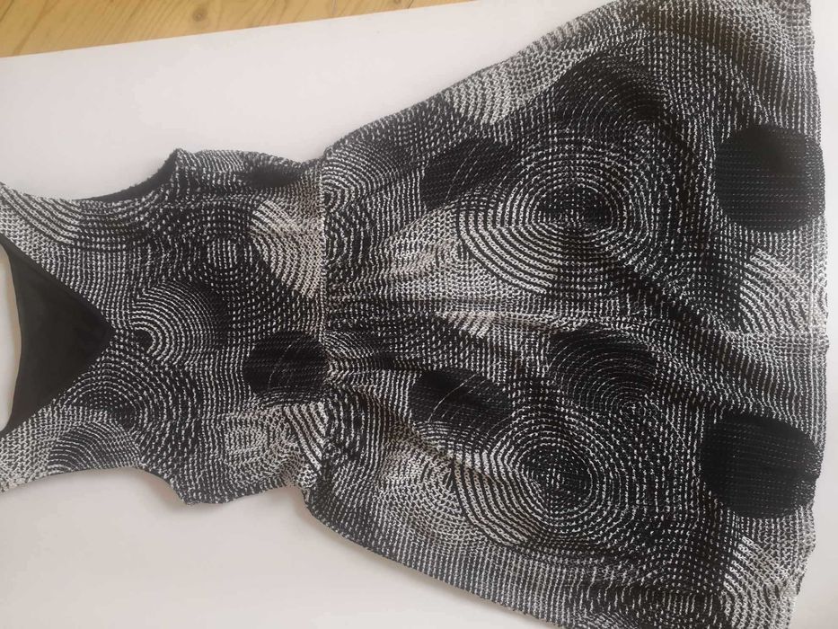 Zwiewna Sukienka do kolana do biura i na imprezę