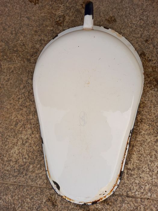 Arrastadeira ou penico em esmalte vintage